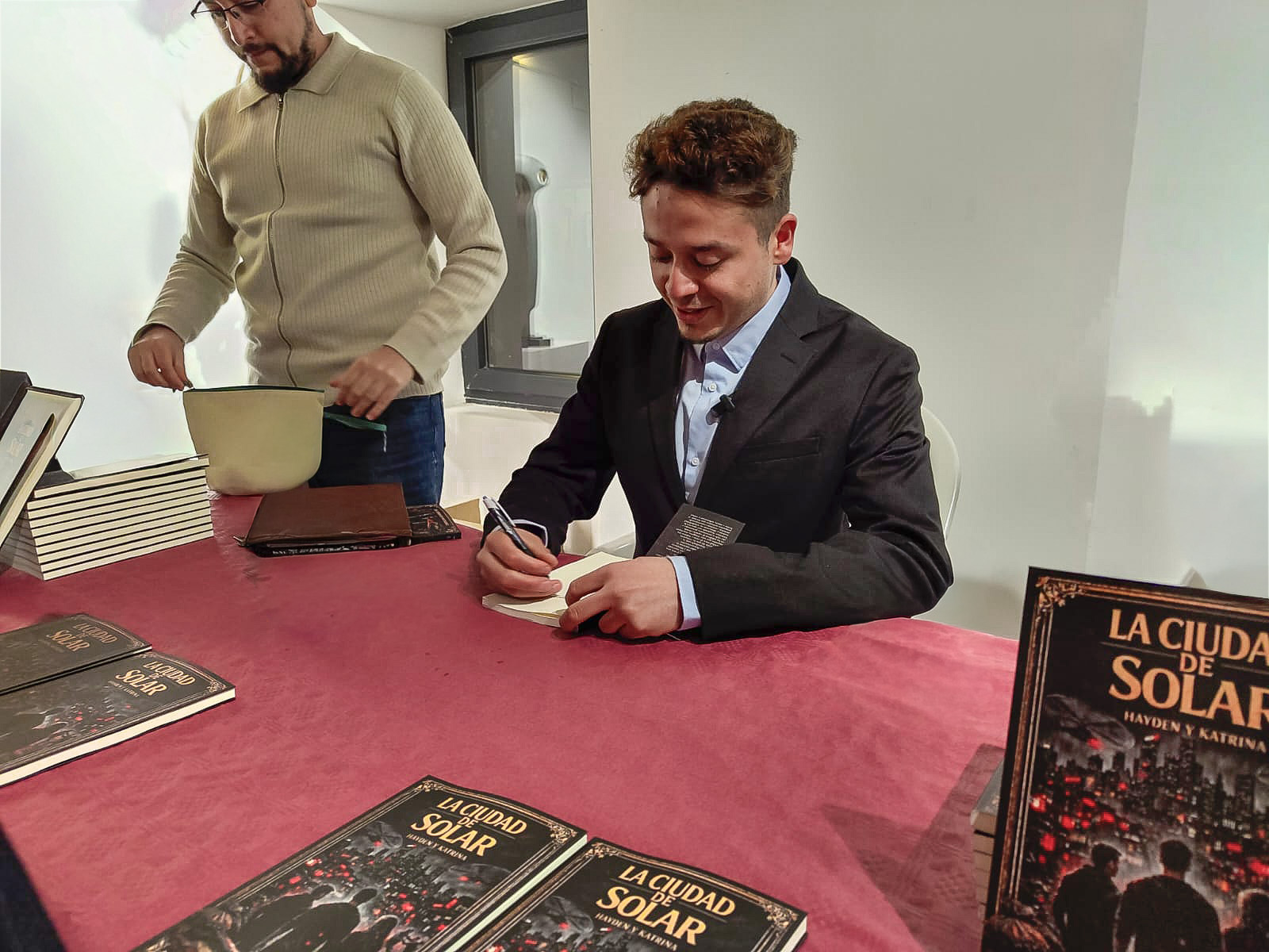Christian Gutiérrez firmando sus libros